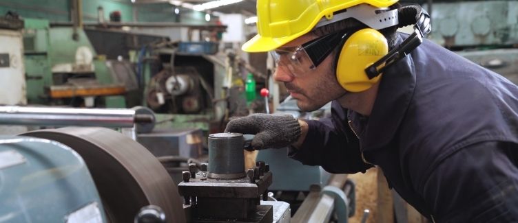 hombre haciendo mantenimiento industrial