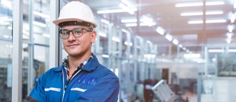 plan de mantenimiento preventivo industrial trabajador en la industria
